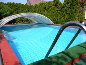 una piscina con un puente sobre ella en Apartment in Badacsony - Balaton 18014, en Badacsony