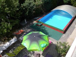 una sombrilla verde junto a la piscina en Apartment in Badacsony - Balaton 18014, en Badacsony