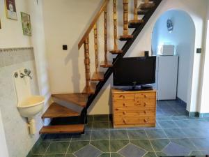 baño con escalera y tocador con TV en Holiday home in Balatonendred 33661, en Balatonendréd