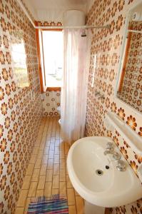 uma casa de banho com um lavatório branco e uma janela em Apartments in Rosolina Mare 24848 em Rosolina Mare
