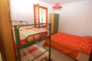 um quarto com 2 beliches num quarto em Apartments in Rosolina Mare 24848 em Rosolina Mare