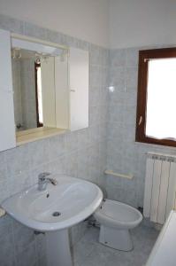 エラクレア・マーレにあるApartments in Eraclea Mare 25804のバスルーム(白い洗面台、トイレ付)