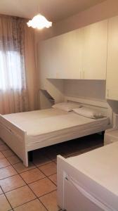 een slaapkamer met 2 bedden in een kamer bij Apartment in Rosolina Mare 24985 in Rosolina Mare