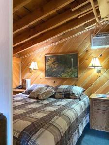 Кровать или кровати в номере Dawson House Lodge