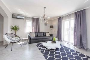 salon z kanapą i stołem w obiekcie Holiday home in Becici 35609 w mieście VeliGolji +21 zdjęć