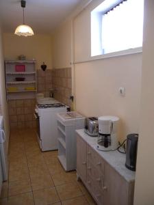 Il comprend une petite cuisine avec une cuisinière et une fenêtre. dans l'établissement Apartment in Balatonbereny 18127, à Balatonberény