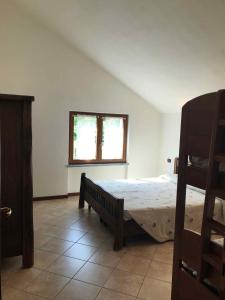 Ένα ή περισσότερα κρεβάτια σε δωμάτιο στο Apartments in Molina di Ledro 35137