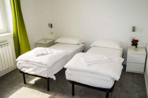 特雷莫西内Apartments in Tremosine - Gardasee 34618的有窗户的房间里有两张铺着白色床单的床