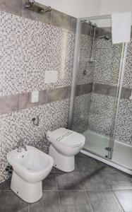 特雷莫西内Apartments in Tremosine - Gardasee 34618的浴室里有马桶、洗手池和淋浴。 更多18张照片