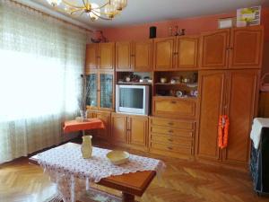 een woonkamer met houten kasten en een televisie bij Apartment in Fazana/Istrien 35838 in Fažana