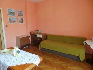 een woonkamer met een bank en een tafel bij Apartment in Fazana/Istrien 35838 in Fažana
