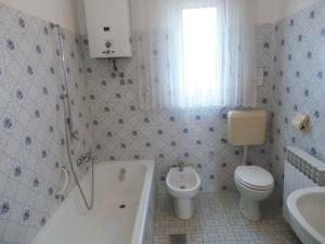 een badkamer met een toilet, een bad en een wastafel bij Apartment in Fazana/Istrien 35838 in Fažana