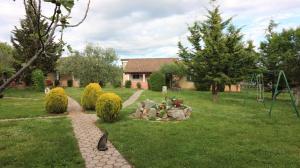 ogród z huśtawką i placem zabaw w obiekcie Holiday Homes in Porec/Istrien 10143 w Poreču +7 zdjęć