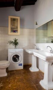 科爾托納的住宿－Agriturismo Sommavilla，一间带洗衣机和水槽的浴室