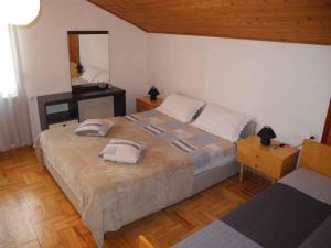 En eller flere senge i et værelse på Apartment in Crikvenica 13837