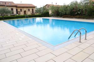 A piscina localizada em Apartment in Bardolino/Gardasee 21881 ou nos arredores