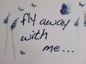 Un dessin de papillons sur un mur avec des mots volent avec moi dans l'établissement Apartments in Razanac 35305, à Miočić