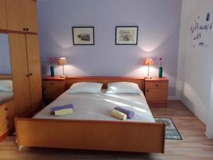 - une chambre avec un grand lit et 2 oreillers dans l'établissement Apartments in Razanac 35305, à Miočić