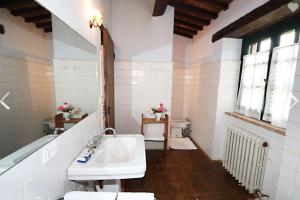 Bilik mandi di Agriturismo Sommavilla +19 gambar