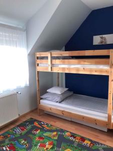 Poschodová posteľ alebo postele v izbe v ubytovaní Apartment in Keszthely/Balaton 35892