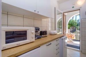 Kuchyňa alebo kuchynka v ubytovaní Apartments in Mali Losinj 14834