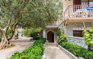 - un bâtiment avec un balcon sur le côté dans l'établissement Apartment in Silo/Insel Krk 13517, à Šilo