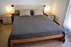 een bed in een slaapkamer met 2 nachtkastjes en 2 lampen bij Holiday home in Bardolino/Gardasee 21875 in Bardolino