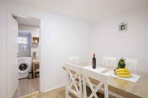 een witte eetkamer met een tafel met bananen erop bij Holiday home in Medulin/Istrien 36032 in Medulin
