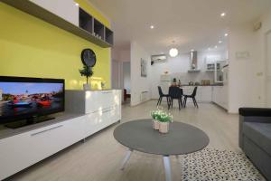 TV a/nebo společenská místnost v ubytování Holiday Homes in Porec - Istrien 10234