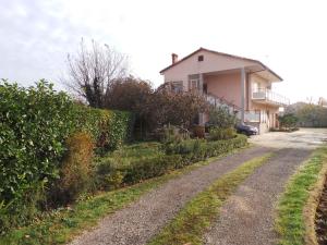 een huis op een onverharde weg naast een heg bij Apartment in Fazana/Istrien 35838 in Fažana