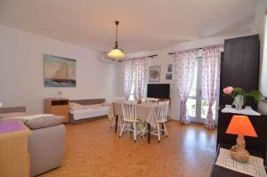 Televízia a/alebo spoločenská miestnosť v ubytovaní Apartment in Petrcane/Zadar Riviera 7907