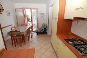 Kuchyňa alebo kuchynka v ubytovaní Apartment in Rosolina Mare 24888