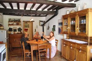 un gruppo di persone seduti a un tavolo in una cucina di Holiday home in Urbino/Marken 35804 a Monte Nuovo