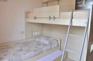 una piccola camera con letto a castello e scala di Apartments in Lazise/Gardasee 21989 a Lazise