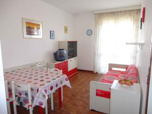 un piccolo soggiorno con tavolo e letto di Apartment in Porto Santa Margherita 25673 a Porto Santa Margherita di Caorle