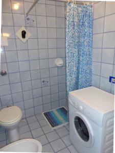 bagno con servizi igienici e lavatrice. di Apartment in Porto Santa Margherita 25673 a Porto Santa Margherita di Caorle