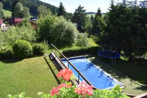 Výhled na bazén z ubytování Apartments in Bublava/Erzgebirge 1704 nebo okolí