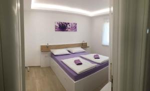 מיטה או מיטות בחדר ב-Apartment in Ljubac/Zadar Riviera 31380