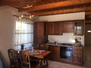 eine Küche mit einem Holztisch sowie einem Tisch und Stühlen in der Unterkunft Apartments in Klimno/Insel Krk 12514 in Klimno