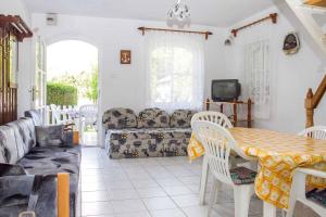 sala de estar con mesa y sofá en Holiday home in Balatonmariafürdo 35399 en Balatonmáriafürdő