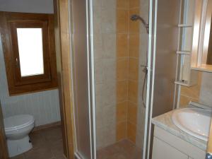 バラトンケレストゥールにあるHoliday home in Balatonkeresztur 34529のバスルーム(シャワー、トイレ、シンク付)