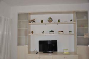 sala de estar con chimenea y TV de pantalla plana en Apartment in Lazise/Gardasee 21955, en Lazise