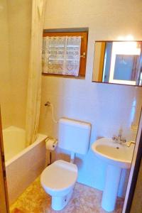 Łazienka z białą toaletą i umywalką w obiekcie Apartments in Dobrinj/Insel Krk 35141 w mieście Dobrinj +29 zdjęć