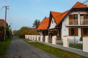 バラトンマーリアフュルドゥーにあるHoliday home in Balatonmariafürdo 35629の通り沿いのオレンジ色の屋根の白い家