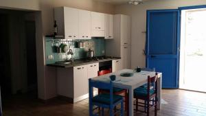 A kitchen or kitchenette at Holiday home in Portopalo 35405