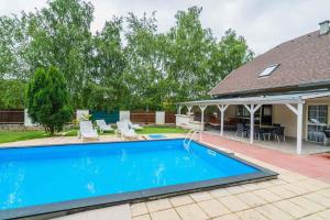 Bazén v ubytovaní Holiday home in Siofok/Balaton 35459 alebo v jeho blízkosti