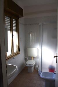 y baño con aseo, bañera y lavamanos. en Studio in Lignano Sabbiadoro 31382, en Lignano Sabbiadoro