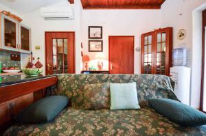 uma sala de estar com um sofá com almofadas em Holiday home in Medulin/Istrien 35448 em Medulin