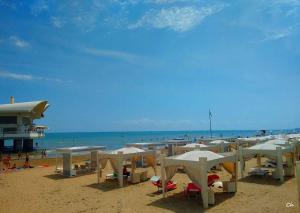 una playa con un montón de sombrillas y el océano en Studio in Lignano Sabbiadoro 31382, en Lignano Sabbiadoro