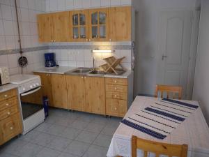 ザラカロシュにあるApartments in Zalakaros 20675のキッチン(シンク、テーブル、椅子付)